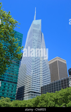 Vereinigte Staaten, New York, Manhattan, Midtown, Bank of America Tower (2009) auf 42nd Street und 6th Avenue vom Bryant Park aus gesehen Stockfoto