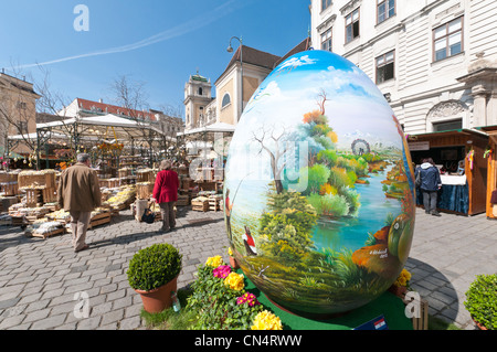 Ein Riesen Ei gemalt markiert den Eingang zum alten Wien-Ostermarkt auf der Freyung, Vienna. Stockfoto