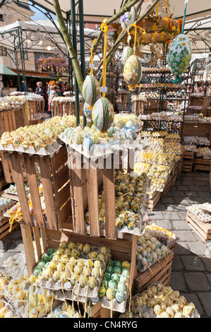 Schalen von Hand bemalt und dekoriert Hand Eierschalen zu Ostern in der alten Wiener Ostermarkt auf der Freyung, Vienna feiern. Stockfoto