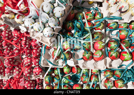 Schalen von Hand bemalt und dekoriert Hand Eierschalen zu Ostern in der alten Wiener Ostermarkt auf der Freyung, Vienna feiern. Stockfoto