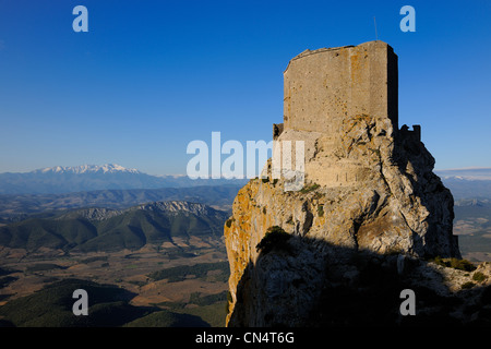 Frankreich, Aude, Katharer Burg Queribus, vor Maury Ebene und Berg Canigou (2784 m) in den Pyrenäen Stockfoto