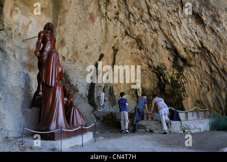 Frankreich, Pyrenäen Orientales, Gorges de Galamus, St Antoine Galamus Einsiedelei, Kapelle befindet sich in die natürliche Höhle Stockfoto