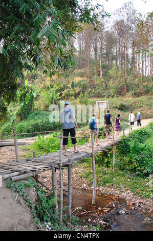 Bambus-Brücke zu Long Neck Karen Hill Tribe Dorf, Provinz Chiang Rai, Thailand Stockfoto