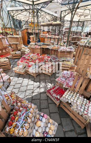 Schalen von Hand bemalt und dekoriert Hand Eierschalen zu Ostern in der alten Wiener Ostermarkt auf der Freyung, Vienna feiern. Stockfoto