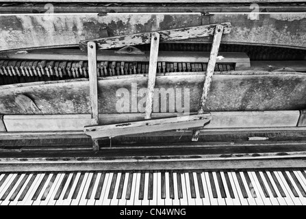 Ein Klavier sehr baufällig, kaputt. Stockfoto
