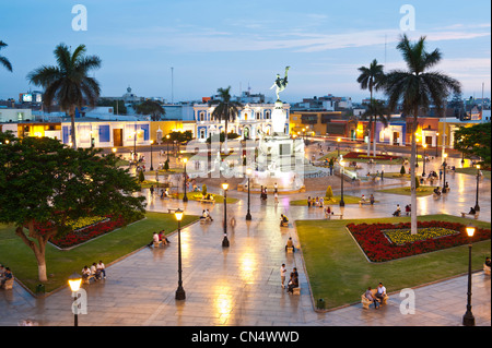 Peru, Provinz La Libertad, Nordküste, Trujillo, Plaza de Armas, beleuchtet Stockfoto
