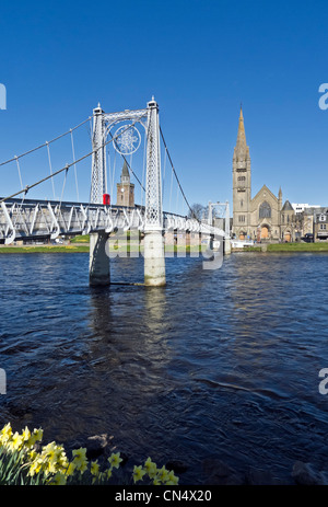 Greig Street Hängebrücke überquert River Ness in Inverness mit North Freikirche (rechts) & die Old High Church (links). Stockfoto