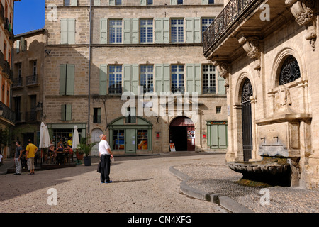 Frankreich, Herault, Pezenas, Brunnen des Hotels des Konsuln Place Gambetta nun Heimat für Kunst und Handwerk auf der rechten Seite und Hotel Stockfoto