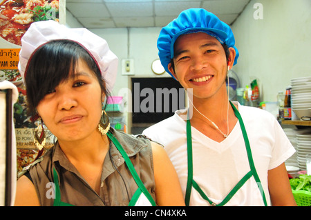 Anusarn Markt Lebensmittel Stall Besitzer in Chiang Mai Nachtbasar, Chan Klan Road, Chiang Mai, Provinz Chiang Mai, Thailand Stockfoto