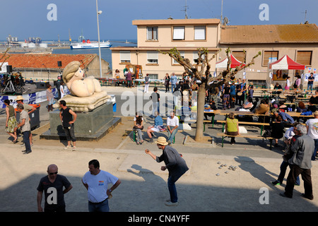 Frankreich, Herault, Sete, Place de l ' Hospitalet in das Quartier Haut, Boccia-Spieler am Fuße der Skulptur La Mama von Stockfoto