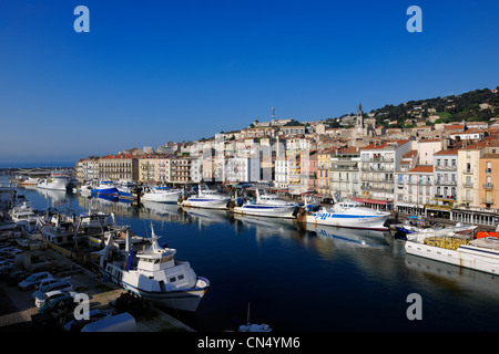 Frankreich, Herault, Sete, canal Royal (Royal Canal), Thunfisch-Boot angedockt am Fuße des Mont Saint Clair und der St. Louis decanal Stockfoto