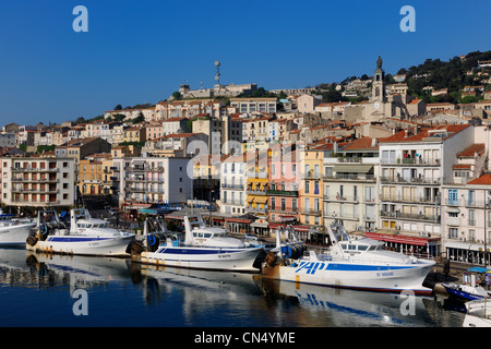 Frankreich, Herault, Sete, canal Royal (Royal Canal), Thunfisch-Boot angedockt am Fuße des Mont Saint Clair und der St. Louis decanal Stockfoto