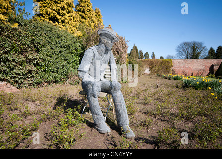 Draht-Skulptur im Rose Garden am in Newstead Abbey Nottinghamshire, England UK Stockfoto