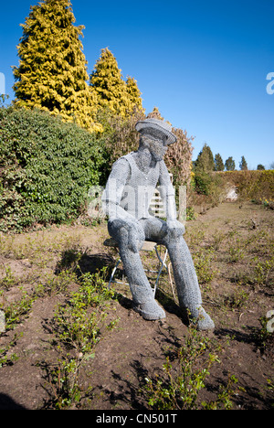 Draht-Skulptur im Rose Garden am in Newstead Abbey Nottinghamshire, England UK Stockfoto