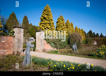 Draht-Skulptur im Rose Garden am in Newstead Abbey Nottinghamshire, England UK Stockfoto