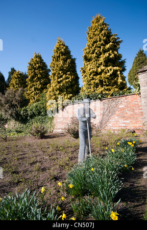 Draht-Skulptur im Rose Garden am in Newstead Abbey Nottinghamshire, England UK Stockfoto