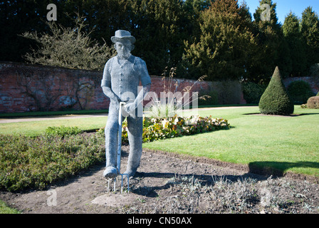 Draht-Skulptur im Rose Garden am in Newstead Abbey Nottinghamshire, England UK Stockfoto