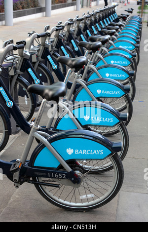 Blaue Fahrräder im Zentrum von London von Barclays Bank gesponsert und von Bürgermeister Boris Johnson eingeführt Stockfoto