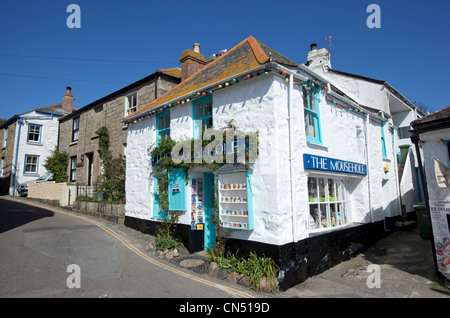 Mousehole Geschenkeladen in der kleinen Küstenstadt Dorf Mousehole, Cornwall UK. Stockfoto