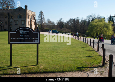 Ortseingangsschild Newstead Abbey, Nottinghamshire, England, UK Stockfoto