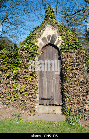 Geschlossene Tür auf dem Gelände des Newstead Abbey, Nottinghamshire, England, UK. Stockfoto