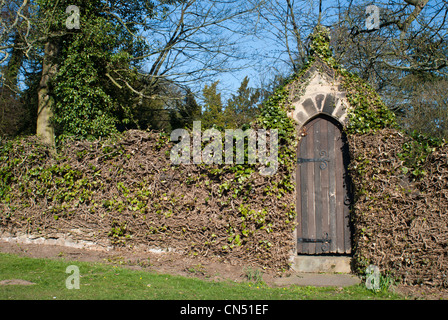 Geschlossene Tür auf dem Gelände des Newstead Abbey, Nottinghamshire, England, UK. Stockfoto