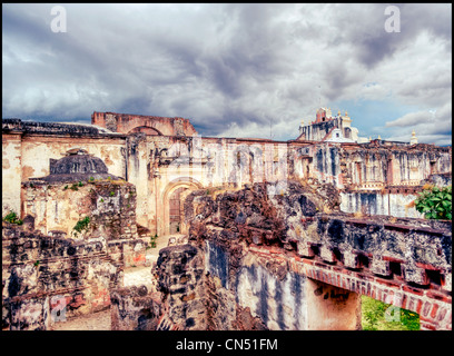 Blick auf die Ruinen von Antigua Guatemala Catedral de Santiago aus einem benachbarten Café mit Terrasse. Stockfoto