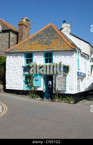 Mousehole Geschenkeladen in der kleinen Küstenstadt Dorf Mousehole, Cornwall UK. Stockfoto