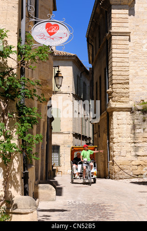 Frankreich, Gard, zahlt d'Uzege, Uzes, Fahrrad Taxi auf einer Straße in der Altstadt Stockfoto
