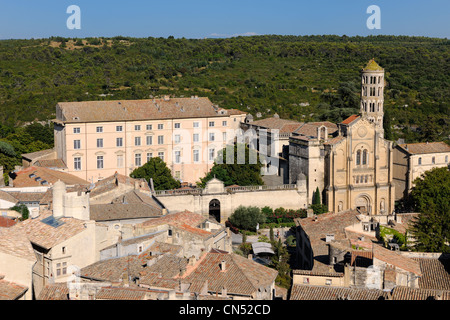 Frankreich, Gard, zahlt d'Uzege, Uzes, das ehemalige Bistum auf der linken Seite und die St. Theodorit Cathedral mit seinem Turm Fenestrelle Stockfoto