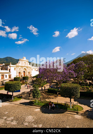 Antigua Guatemala Catedral de Santiago mit Blick auf Parque Central; gesehen vom Palacio del Ayuntamiento. Stockfoto