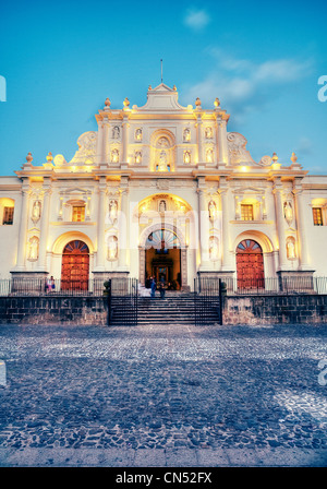 Antigua Guatemala Catedral de Santiago in der Abenddämmerung. Stockfoto