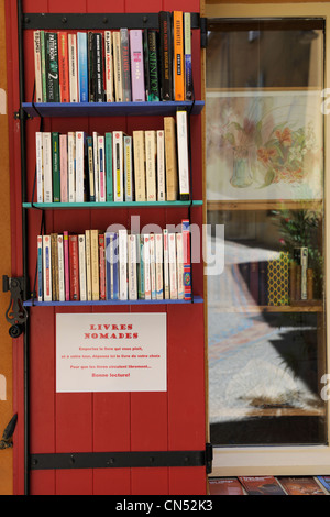 Frankreich, Gard, zahlt d'Uzege, Saint Quentin la Poterie, kostenloser Verleih von Büchern in der Straße Stockfoto