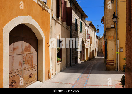 Frankreich, Gard, zahlt d'Uzege, Saint-Quentin la Poterie, Grand'Rue (Hauptstraße), die Ableitung von Wasser sind ebenfalls gefliest. Stockfoto