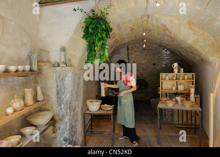 Frankreich, Gard, zahlt d'Uzege, Saint Quentin la Poterie, Christine Carotenuto in der Keramikwerkstatt Les Tiere Stockfoto