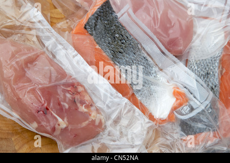 Vakuumverpackung von Lebensmitteln für die Vorratshaltung Stockfoto