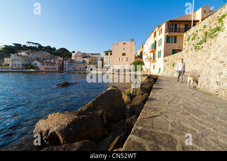 Frankreich, Var, Saint Tropez, den Weg an die Küste im Bezirk von Ponche, im Hintergrund Strand Plage De La Ponche, gesehen Stockfoto