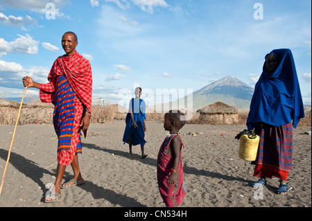 Tansania, Arusha-Region, Rift Valley, Umgebung von Natron-See, ein Massai-Dorf und der Oldoinyo Lengai im Hintergrund, Stockfoto