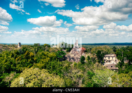 Blick von oben auf Tikals Tempel V Blick nach Norden in Richtung der zentralen Akropolis. Stockfoto