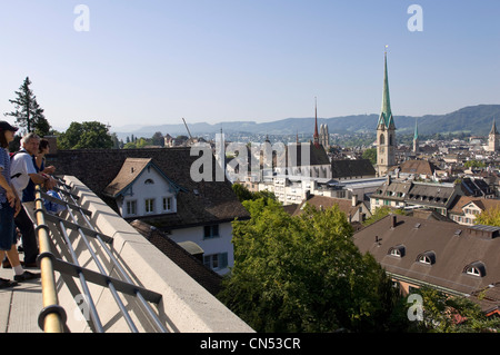 Horizontale Weitwinkelaufnahme über Zürichs Skyline an einem sonnigen Tag. Stockfoto