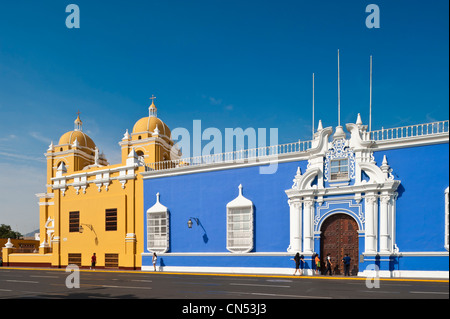 Peru, Provinz La Libertad, Nordküste, Trujillo, Plaza de Armas, die Fassade eines kolonialen Palastes im Neo-klassischen und die Stockfoto