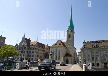 Horizontalen Weitwinkel der Fraumünster-Kirche oder Kloster mit seiner prominenten Turm im Zentrum von Zürich an einem sonnigen Tag. Stockfoto