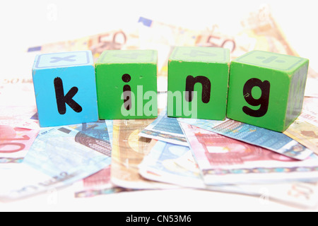 sortierte Kinder Spielzeug Bausteine Buchstaben auf einem weißen Hintergrund auf Geld, dass Zauber-king Stockfoto