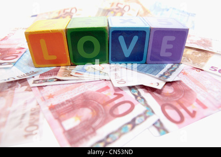 verschiedene Kinder Spielzeug Bausteine Brief an Geld, die Liebe buchstabieren Stockfoto