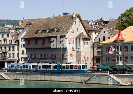 Horizontale Ansicht des Quartier Rathaus von Zürichs Altstadt mit dem alten historischen Gebäude Pinienkernen Zum Rüden an einem sonnigen Tag. Stockfoto