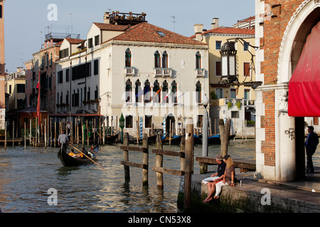 Italien, Venetien, Venedig, Weltkulturerbe von der UNESCO zum Canal Grande in der Nähe von Mercati di Rialto (Rialto-Markt) Stockfoto