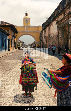 Maya-Kunsthandwerk-Anbieter mit Arco de Santa Catalina im Hintergrund; Antigua Guatemala. Stockfoto