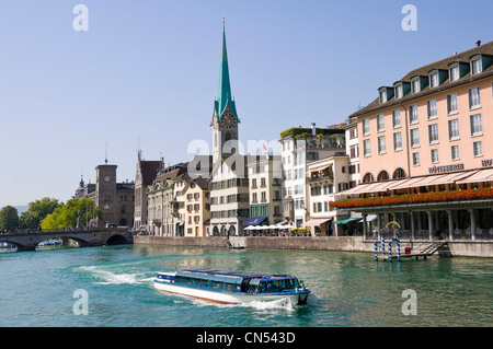 Horizontalen Weitwinkel der Fraumünster-Kirche oder Kloster mit seiner prominenten Turm im Zentrum von Zürich an einem sonnigen Tag. Stockfoto