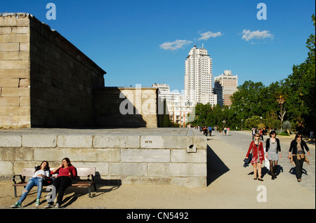 Spanien, Madrid, Debod Tempel gewidmet ägyptischen Gott Amon und transportiert im Jahr 1972 im West Park, im Hintergrund Torre Stockfoto