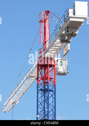 Turmdrehkran vor blauem Himmelshintergrund niemand Stockfoto